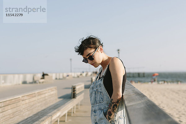 USA  New York  Coney Island  junge Frau entspannt an der Strandpromenade