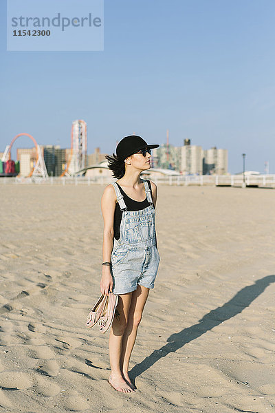 USA  New York  Coney Island  junge Frau am Strand stehend