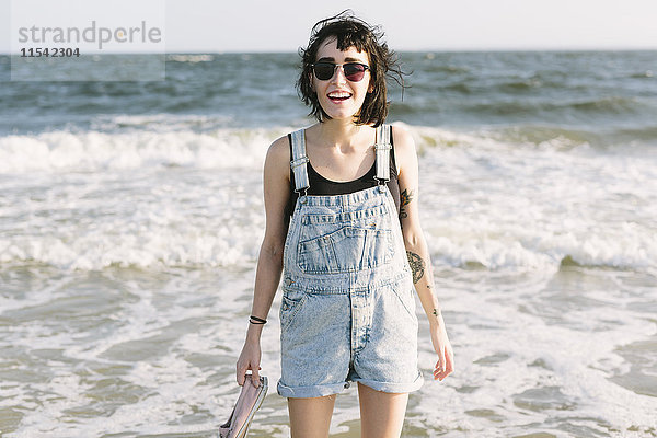 USA  New York  Coney Island  Portrait einer glücklichen jungen Frau an der Küste