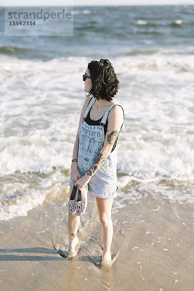 USA  New York  Coney Island  junge Frau an der Küste