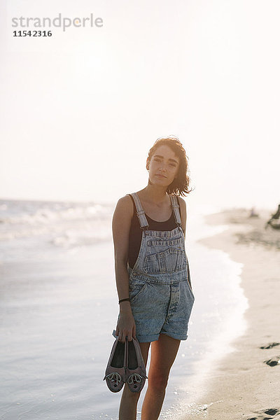 USA  New York  Coney Island  Portrait einer jungen Frau an der Küste