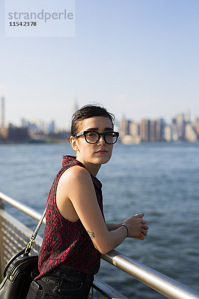 USA  New York City  Williamsburg  Porträt einer jungen Frau am Geländer