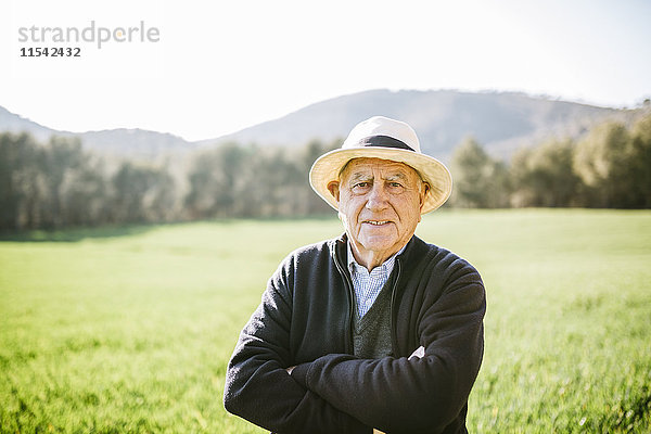 Spanien  Tarragona  Porträt eines älteren Mannes im Feld