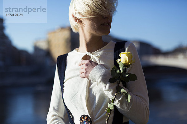 Italien  Verona  blonde Frau mit gelber Rose