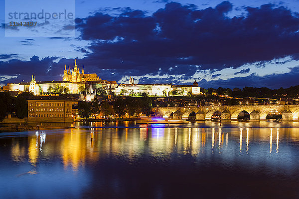 Prag  Karlsbrücke  Moldau RIver und Prager Schloss in der Dämmerung