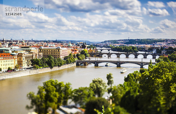 Prag  Karlsbrücke und Moldau  Kippschaltung