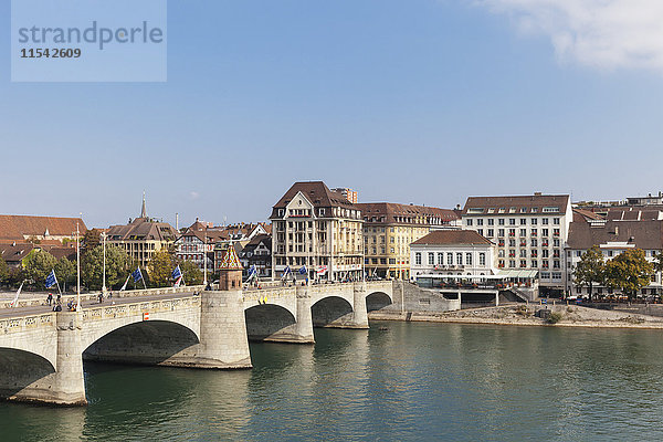 Schweiz  Basel  Mittlere Brücke über dem Rhein