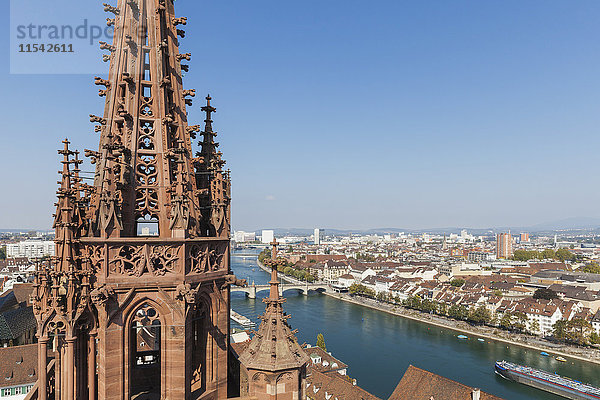 Schweiz  Basel  Basler Münsterturm  Stadt- und Rheinblick vom Basler Münster aus