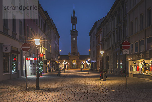 Deutschland  Konstanz  Bahnhofstrasse  Blick auf den Bahnhofsturm am Morgen