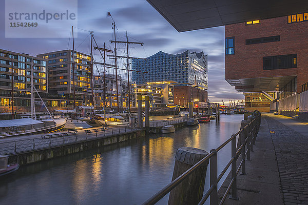 Deutschland  Hamburg  Sandtorhafen mit Elbphilharmonie im Hintergrund