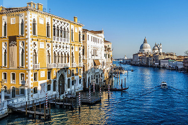 Italien  Veneto  Venedig  Kanal  Palazzo Sant' Angelo links und Santa Maria della Salute im Hintergrund