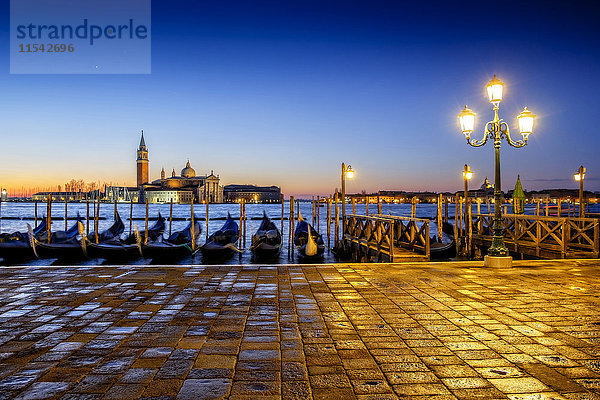 Italien  Veneto  Venedig  Gondeln vor San Giorgio Maggiore bei Dämmerung