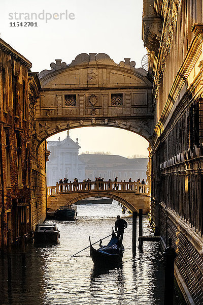 Italien  Venetien  Venedig  Seufzerbrücke mit Gondolier