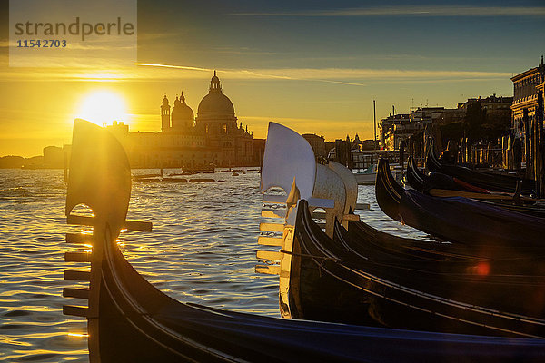 Italien  Veneto  Venedig  Gondeln bei Sonnenuntergang  Santa Maria della Salute im Hintergrund