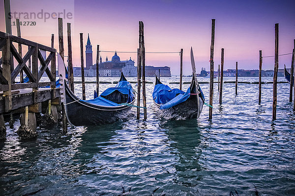 Italien  Venedig  zwei festgemachte Gondeln in der Dämmerung