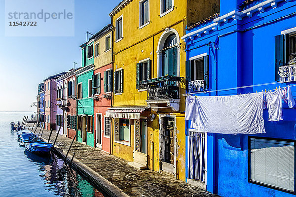 Italien  Venetien  Burano  Blick auf bunte Häuserzeilen