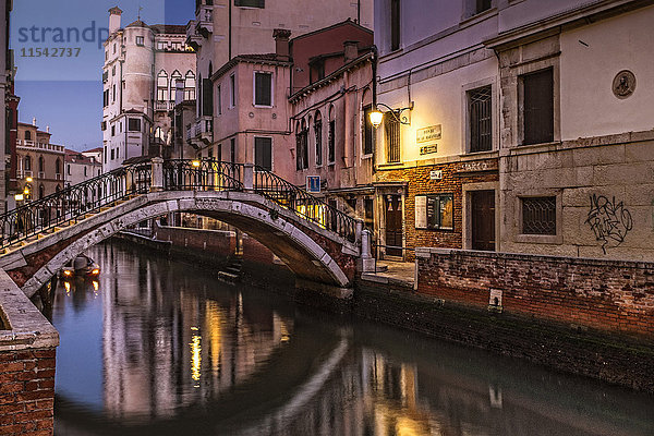 Italien  Venedig  Blick auf Ponte de le Maravegie bei Dämmerung