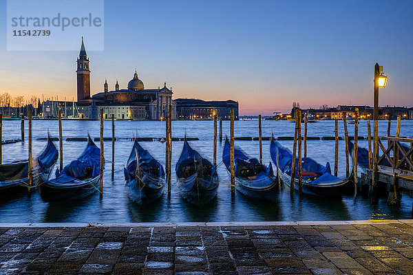 Italien  Venedig  Blick auf San Giorgio Maggiore in der Morgendämmerung