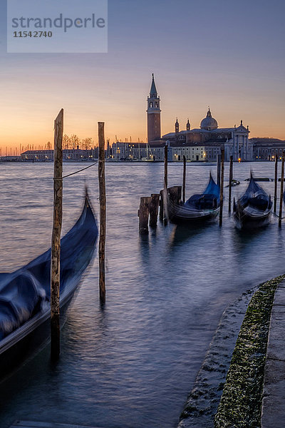 Italien  Venedig  Blick auf San Giorgio Maggiore mit Gondeln im Vordergrund bei Morgendämmerung