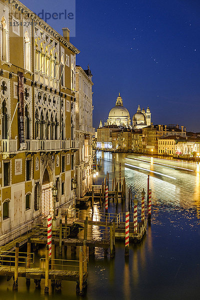 Italien  Venedig  Blick auf die beleuchtete Santa Maria della Salute bei Nacht