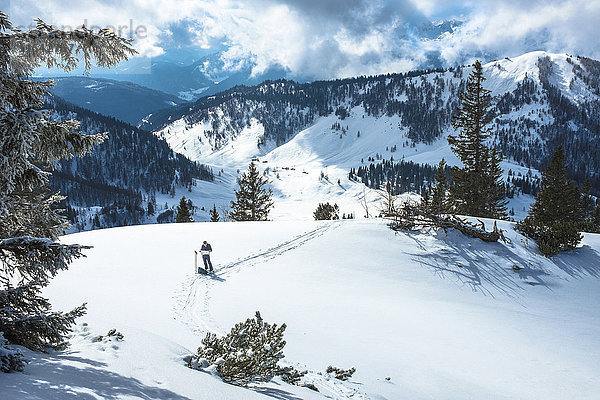 Österreich  Land Salzburg  Osterhorngruppe  Braunedelkogl  Wanderer im Winter