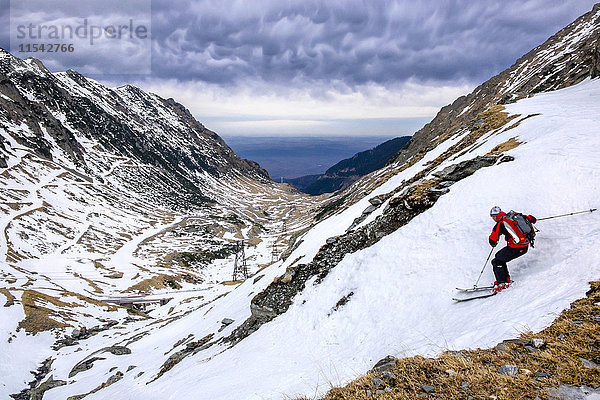 Rumänien  Südkarpaten  Fagarasgebirge  Skifahrer in der Winterlandschaft