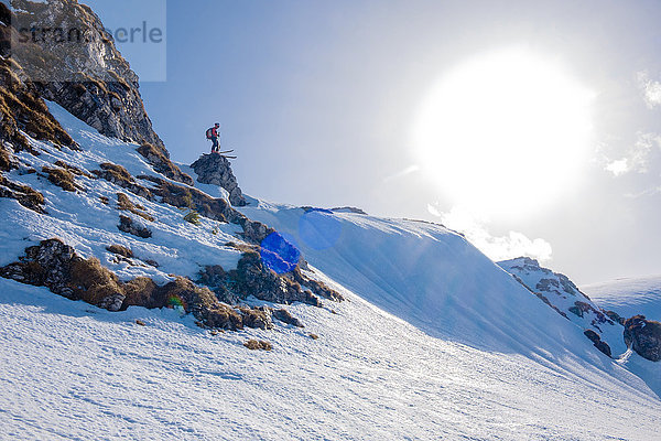 Rumänien  Südkarpaten  Skifahrer in der Winterlandschaft