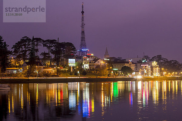 Vietnam  Da Lat  Stadtansicht am Abend