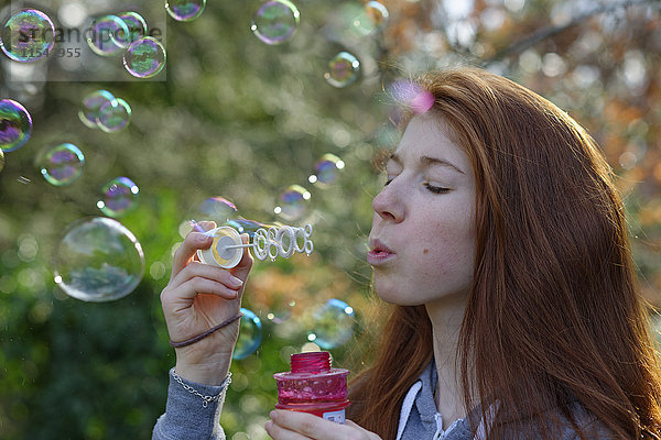 Mädchen macht Seifenblasen