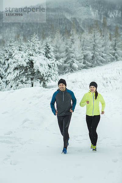 Paar beim Langlaufen im Winter