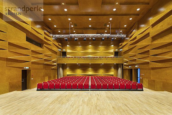 Estland  Tartu  Heino Ellers Musikschule  Konzertsaal  mit Sitzreihe