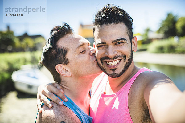 Fröhliches schwules Paar  das Selfie nimmt.