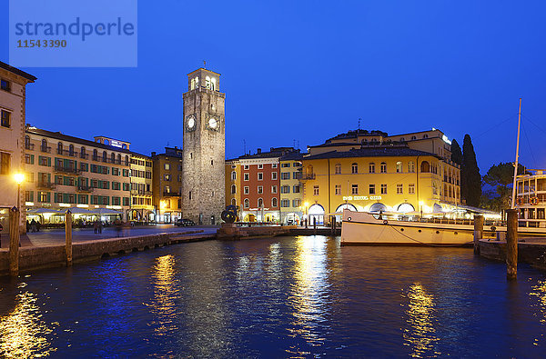 Italien  Südtirol  Trentino  Gardasee  Riva del Garda mit Torre Apponale am Abend