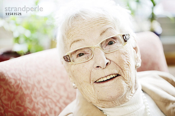 Porträt einer älteren Frau mit Alzheimer-Krankheit