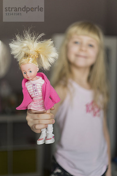 Kleines Mädchen mit Puppe