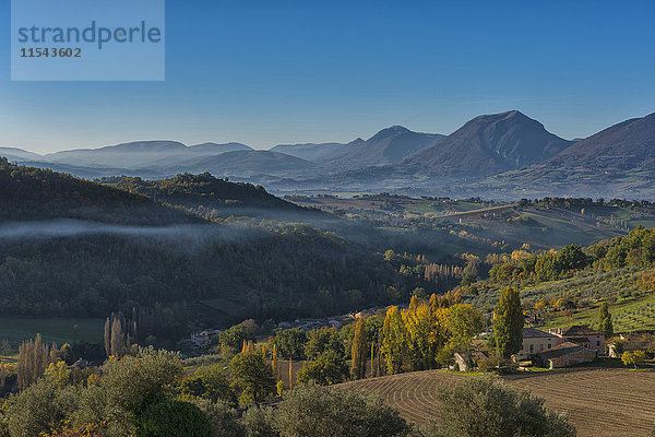 Italien  Marken  Canfaito  Apennin und Landschaft bei Sonnenuntergang im Herbst