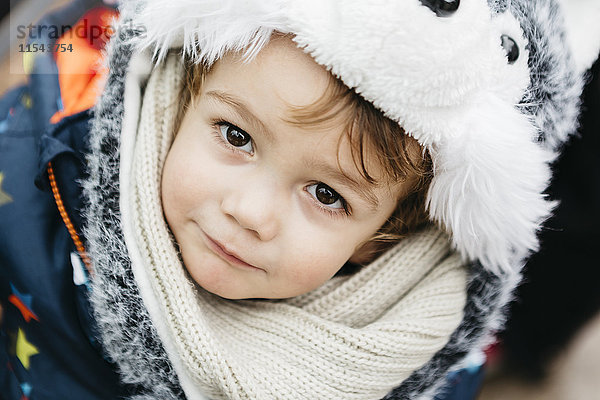 Porträt eines kleinen Jungen in warmer Kleidung