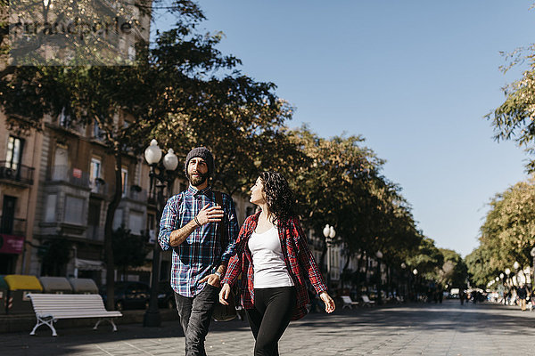 Spanien  Tarragona  junges Paar zu Fuß in der Stadt