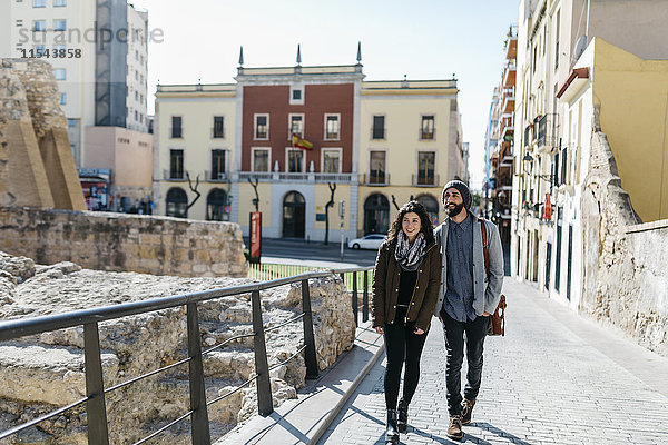 Spanien  Tarragona  Junges Paar beim Spaziergang durch die Stadt