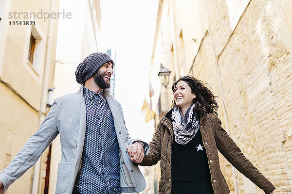 Spanien  Tarragona  Städtetrip  junges Paar lächelt