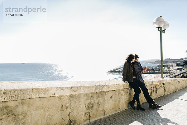 Spanien  Tarragona  Städtereise  junges Paar im Gespräch