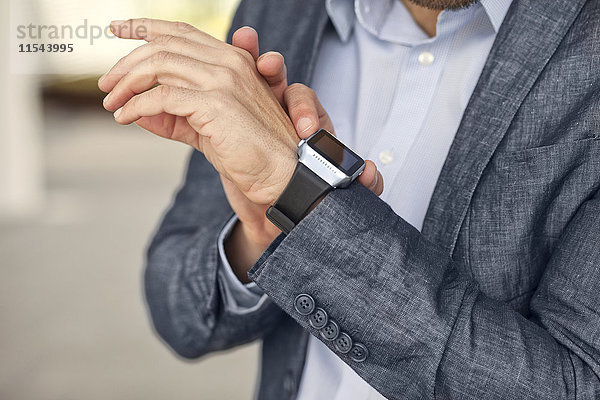 Nahaufnahme eines Geschäftsmannes mit smartwatch