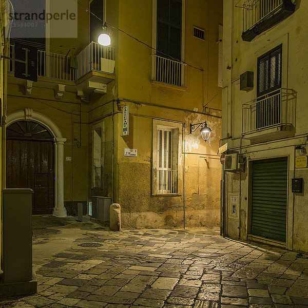 Italien  Apulien  Monopoli  Piazza bei Nacht