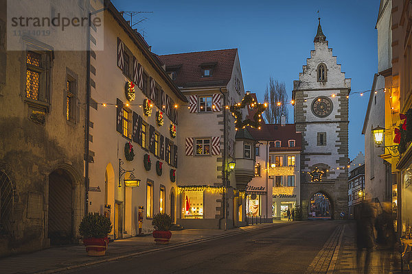 Deutschland  Überlingen  Weihnachtsbeleuchtung in der Franziskanerstraße mit Franziskanertor