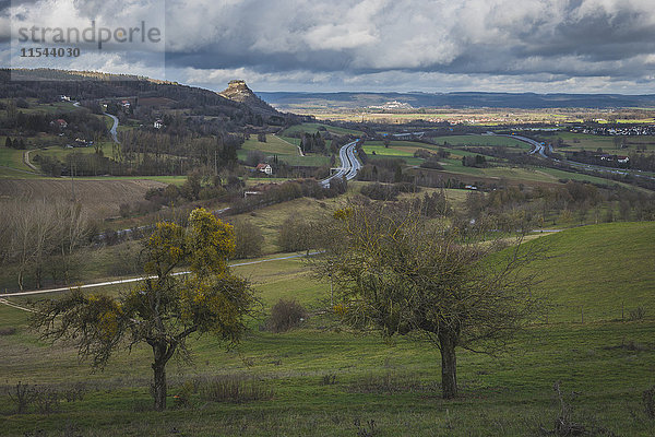 Deutschland  Baden Württemberg  Singen  Blick auf die Hegauer Landschaft  Blick vom Hohentwiel  Hohenkraehen im Hintergrund