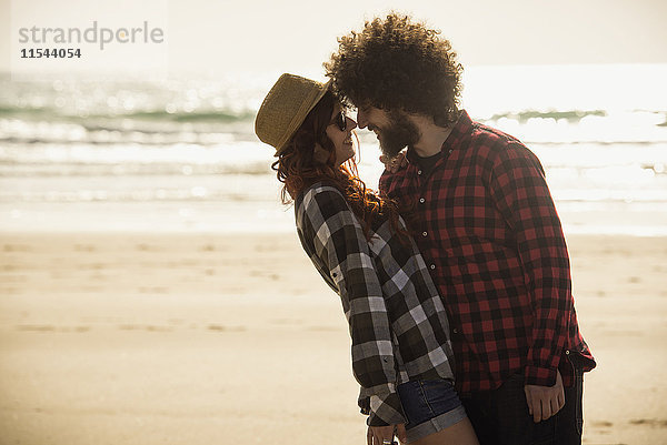 Spanien  Cádiz  junges verliebtes Paar am Strand von Angesicht zu Angesicht