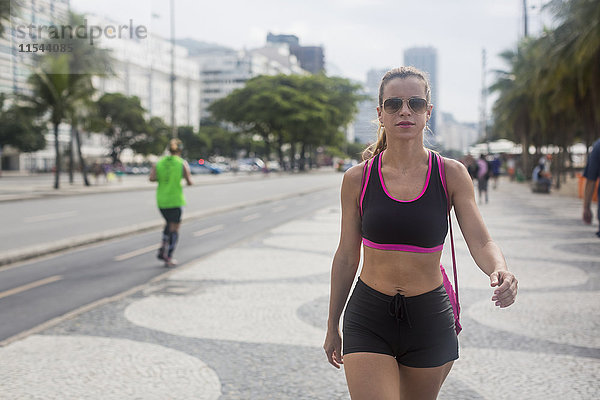 Brasilien  Rio de Janeiro  sportliche Frau auf dem Gehweg