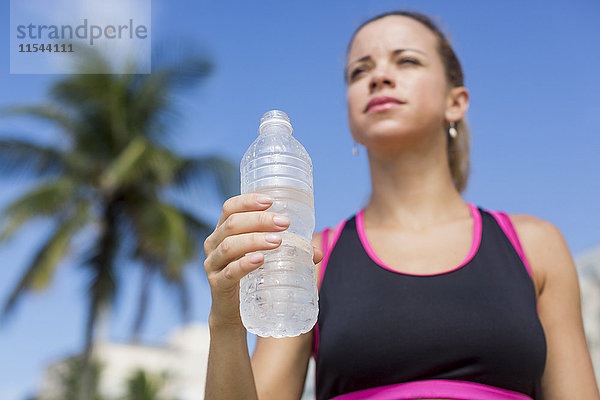 Brasilien  sportliche Frau mit Wasserflasche