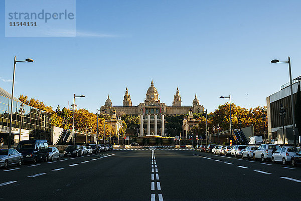 Spanien  Barcelona  leere Avenue Reina Maria Cristina mit Nationalpalast im Hintergrund