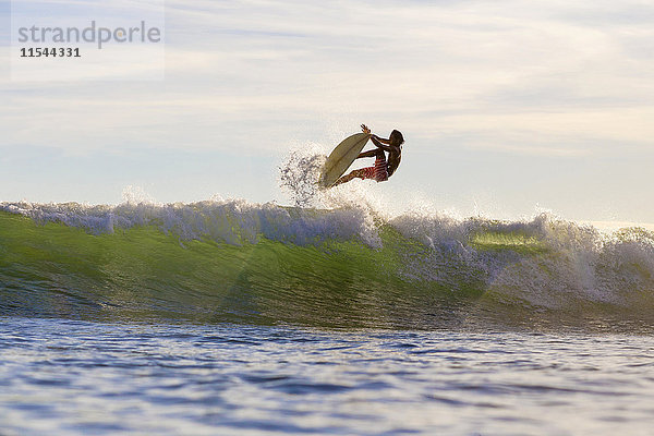 Indonesien  Lombok  Surfer auf einer Welle